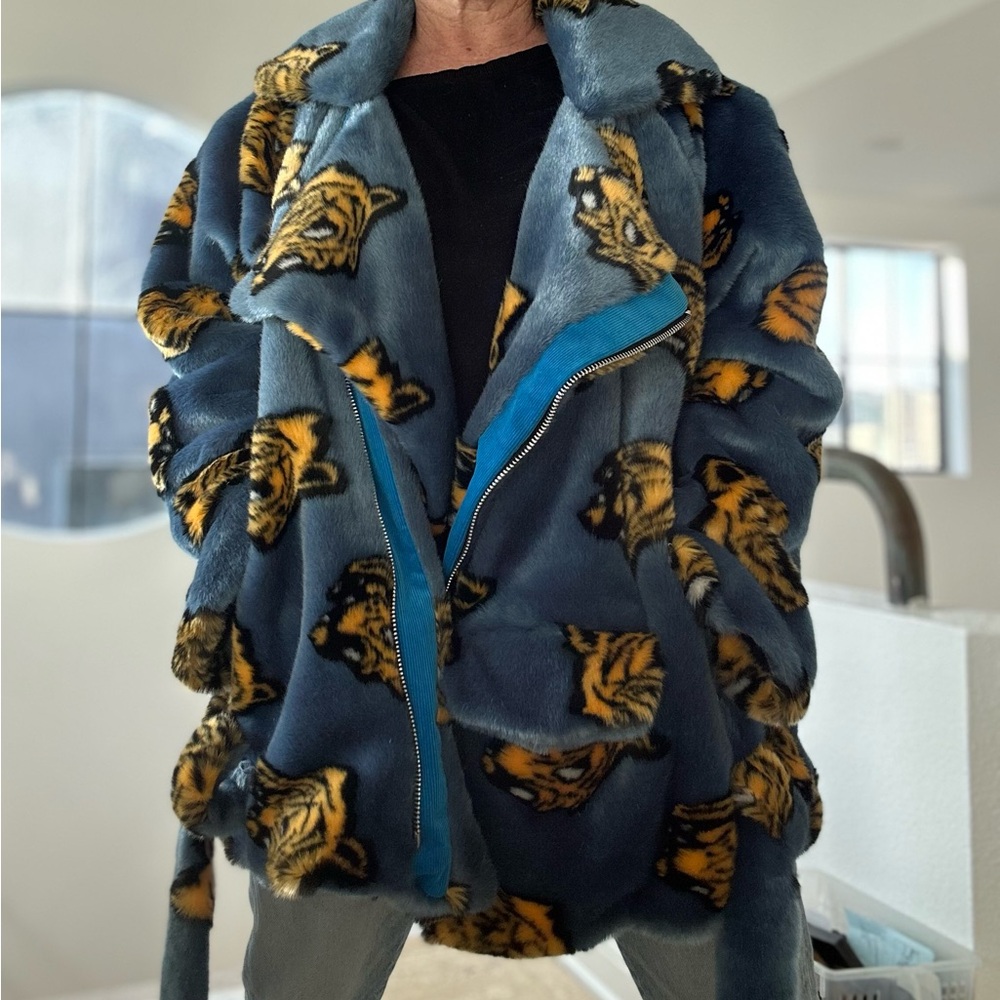 Super rare bought at Complex Con 
Faux fur Blue Jacket with Tiger print